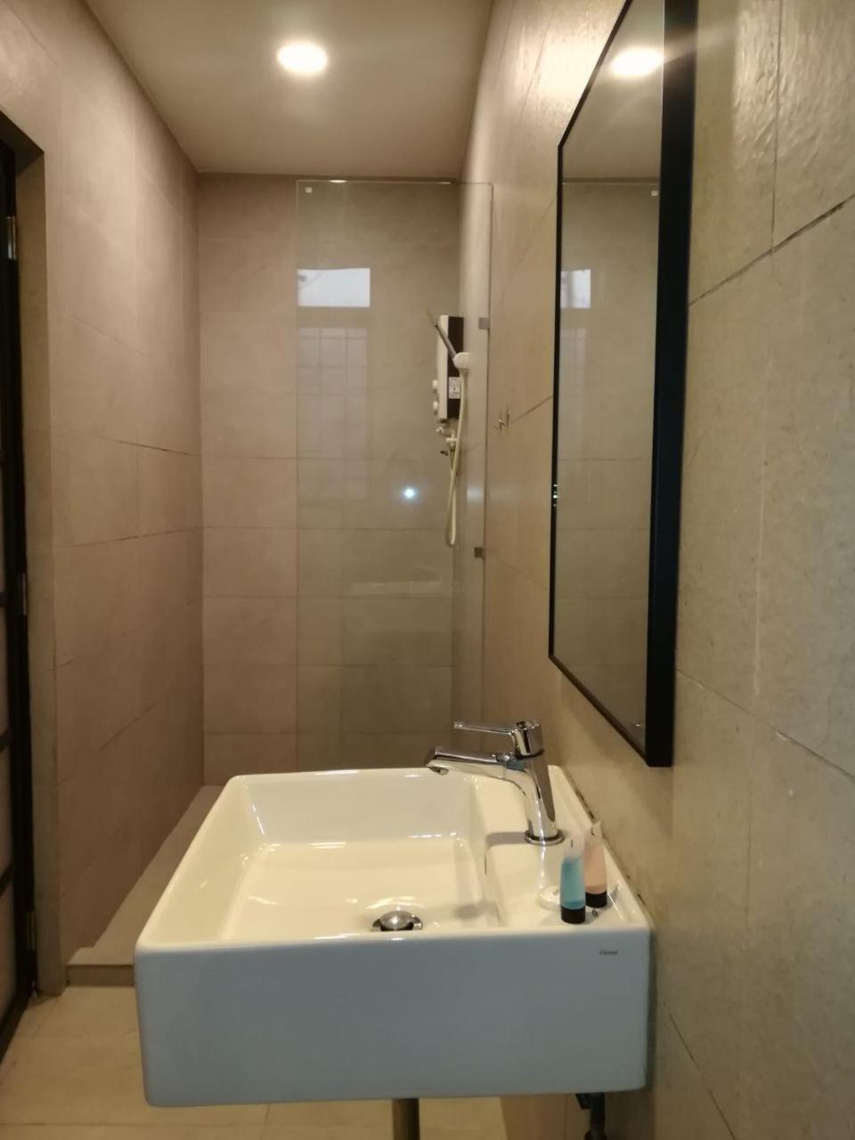 The Daily Hotel Кота Кинабалу Екстериор снимка